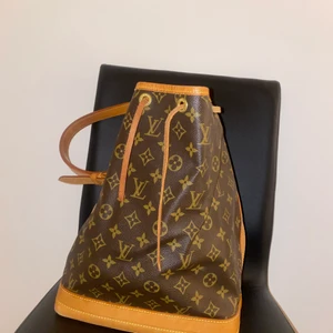 Louis Vuitton Noé-väska - Säljer min underbara LV Noé väska då den inte kommer till lika stor användning som jag hade hoppats på! Den är äkta & kvitto finns :) inköpt i maj i år! Finns skavanker på den som syns på bilderna, en fläck i och ett märke utanpå! Skickar gärna fler bilder vid önskemål :) det är den största modellen av Noé-väskorna!