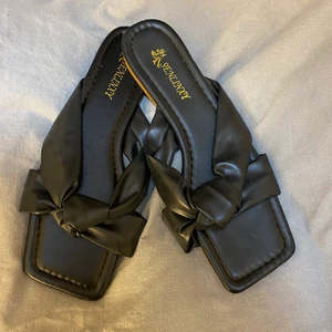 Tofflor  - Svarta fina tofflor i storlek 37. Aldrig använda. Pris: 100kr plus frakt 45kr❤️❤️