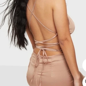 Satin klänning - Ljusrosa satin klänning med öppen rygg samt snörning. Använd en gång, mycket fint skick. Storlek 36, lite liten i storleken. Pris: 200kr plus 45kr frakt❤️❤️