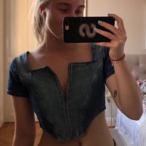 Milk it - Jättecool jeanstopp från Milk it i storlek 8, motsvarar en S skulle jag säga! Använd 1 gång. Mina bilder💘 Köpt på ASOS, nypris 400kr, slutsåld i denna storlek