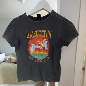 Grå tröja med Led Zeppelin tryck, är i en tajtare modell. Storlek S, från Urban Outfitters