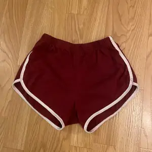 Säljer mina jätte fina röda mjukis shorts i storlek xs/s. 