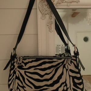 Zebra väska  - En jätte snygg väska, ej använd så mycket!
