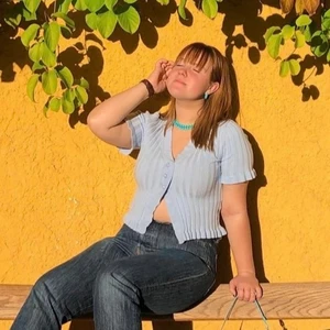 Blå T-shirt med knappar Storlek S  - Blå T-shirt med knappar i storlek S. Använd få gånger och i bra skick! 