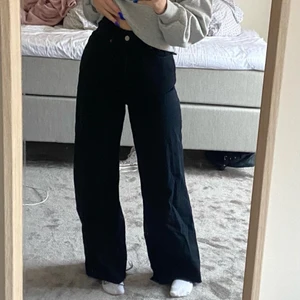 Svarta jeans från Zara - Säljer dessa snygga jeans från zara som är i nyskick! De är avklippta och passar om man är kortare 🤍 passar xs/xxs   120 kr + frakt 