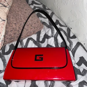 väska  - y2k lik väska. Fått av en kompis har dock inte används någon gång av mig pågrund av att jag har en annan som jag använder konstant. Pris kan tas ner.