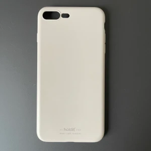 Holdit iPhone 8 Plus  - Beige mobilskal från holdit för en iPhone 8 Plus. Skalet är i superfint skick då jag knappt hunnit använda det innan jag köpte ny mobil🥰🥰frakt tillkommer på 12kr