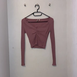 Rosa,lila ribbad tröja strl xs - Rosa,lila ribbad tröja strl xs men är mer som en S köpare betalar för ev frakt 