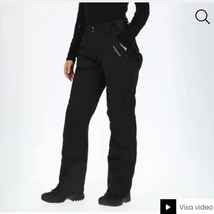 Täckbyxor dam - Säljer dessa täckbyxor i märket Swedemount. Köpta från sportshopen i Januari 2021. Använda 1 gång. Storlek 36! Säljes pga att de inte passar längre. Skick som nya. Ny pris: 699kr mitt pris: 350kr. Byxorna är helt svarta, fodrade och har hängslen. Går att sätta i skärp. Väldigt värma. Skriv för fler bilder💖 Köparen står för frakten🚚 jag är 164-165cm lång 