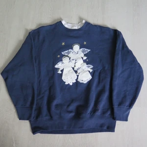 mörkblå sweatshirt - Mörkblå sweatshirt med vitt print och dubbelkrage strl XL. Passar bra som oversize om man har mindre strl :) 66 kr spårbar frakt.  Skicka meddelande vid frågor/fler bilder!  Notera att små defekter kan finnas då den inte är ny. Större brister nämns tydligt i annonsen/visas på bild. OBS! Bud är bindande!!!!!!! 