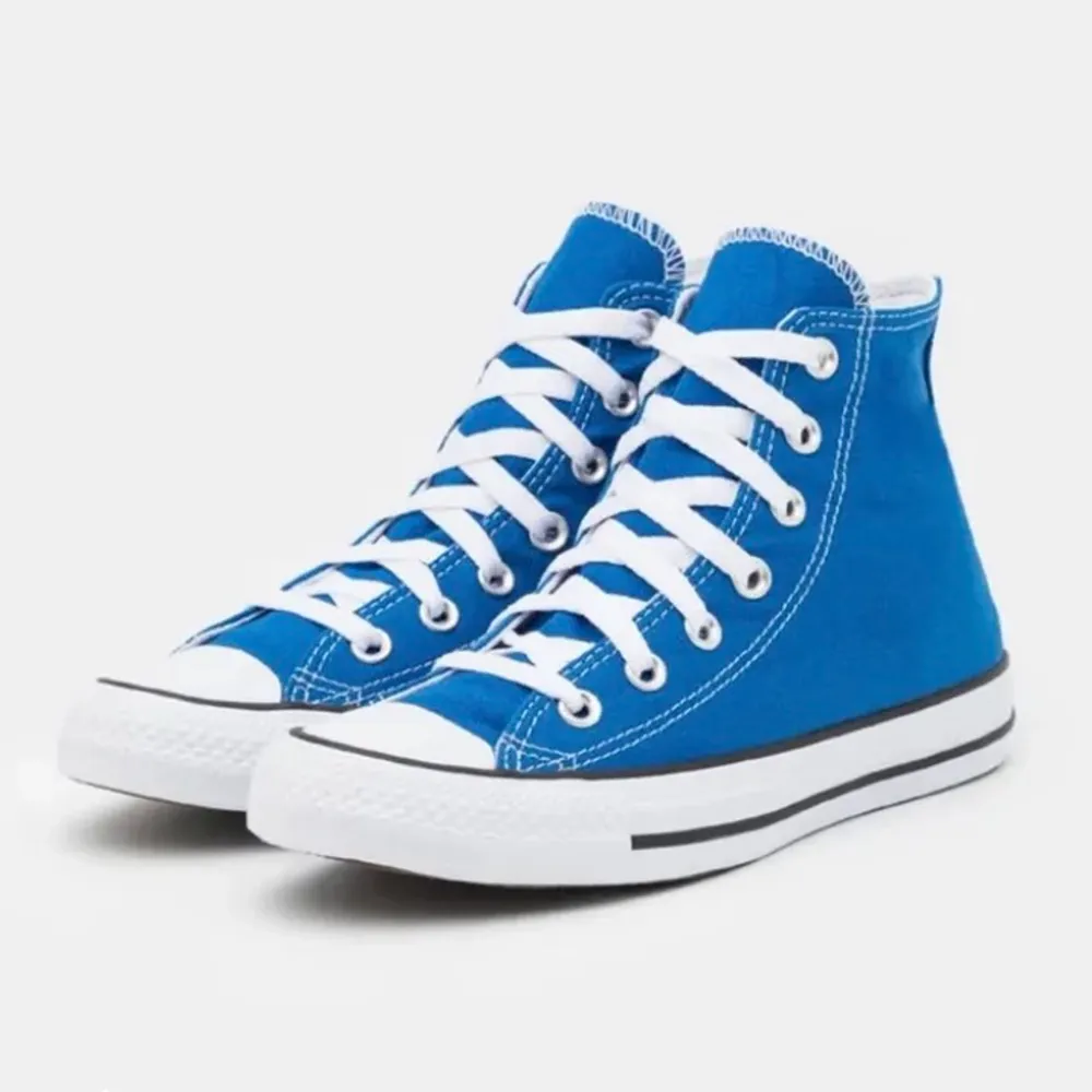 Säljer nu mina blåa converse köpta på Zalando i somras⭐️ Väldigt sparsamt använda och har inga defekter⚡️💙. Skor.