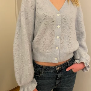 Ljusblå stickad tröja, & Other stories  - Jättesöt ljusblå stickad tröja från & Other stories. Använd 5-6 ggr. Nypris 750💕köparen står för frakt 