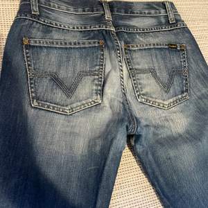 Vintage bootcut jeans från Crocker mef innerbens längd 72cm, alltså går ner till hälarna på mig som är 167. Mörkblåa men blekta över låten och rumpan. W27, L32 