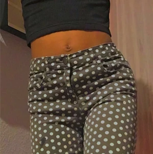 snygga prickiga jeans -  Dom passar mig och jag är storlek xs jag säljer dom bara för att jag använder inte den