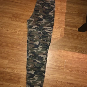 Byxor storlek m - Byxor från madlady storlek M, en knapp saknas på benet 