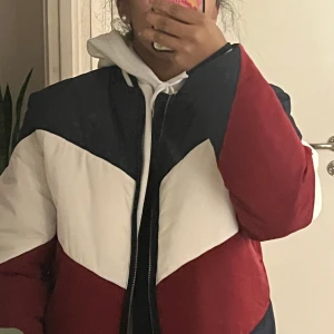 Tommy hillfiger  - Säljer den JÄTTE FINA jacka användning 1 gång! Fortfarande ny!! Ordinarie pris va 1800kr men säljer för 300kr. BUDA FRÅN 300kr !🥰 KÖPAREN STÅR FÖR FRAKTEN 🚚 den finns en liten skada på sidan😭