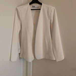 Kavaj från Zara - Säljer kavaj från Zara i storlek L. Använd endast 3 gånger. 