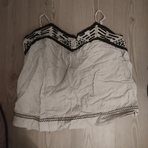 Linne med spets - Hej! Säljer nu detta fina linne då jag inte längre användrr det. Det är ifrån kapphal och ör i storlek 44. Den är väldigt skön och luftig perfekt att sova i.