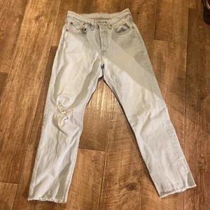 Fina Levis jeans  - Jättefina ljus blåa Levis jeans. Modellen 501 och storleken  w26 l26. Fint skick.
