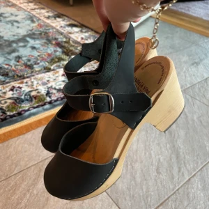 Träskor - Super fina träskor som är använda 1 sommarkväll! Dom är välskötta och super sköna för att vara träklackar🧚🏽‍♀️ storlek 38/39 