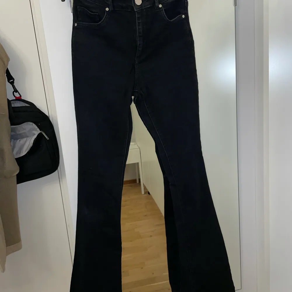 Bootcut jeans från bikbok i bra skick. Säljer då de är lite för korta för mig som är 170 cm. Ser små ut på bilden men är stretchiga. . Jeans & Byxor.