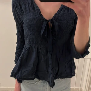 Blus, S - Jättesöt marinblå blus/tröja/top i storlek s. Oanvänd bara i stort behov av att strykas 