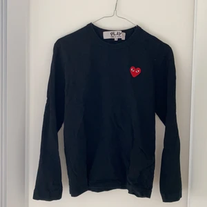 Comme des Garcons PLAY tröja  - Långärmad t-shirt från Comme des Garcon. Endast använd ett fåtal gånger. Nypris ca 1000kr 