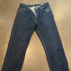 Tja, säljer nu mina gamla vans jeans. Använda endast några gånger, dom är avklippta då dom var alldeles för långa, storlek 32 x 32.⚡️⚡️