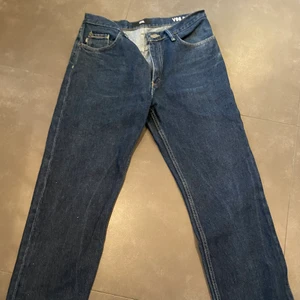 Vans jeans V96 Relaxed fit - Tja, säljer nu mina gamla vans jeans. Använda endast några gånger, dom är avklippta då dom var alldeles för långa, storlek 32 x 32.⚡️⚡️
