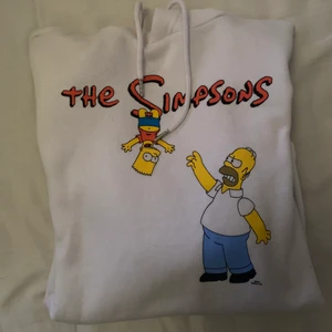 Vit hoodie med tryck - En hoodie med tryck som äe köpt i London! Men tyvärr inyw kommer till användning!