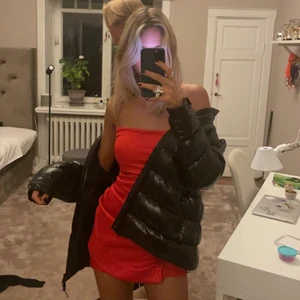 Röd zara klänning - Jättefin röd zara klänning som är slutsåld. Bara använt en gång, bra kvalitet.