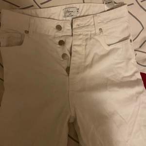 Snygga vita jeans från NA-KD från Hanna Scönbergs kollektion✨ 