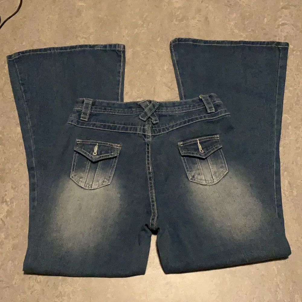 Snygga blåa jeans med coola fickor, köpta på amazon och är i storlek M 🥰 jeansen är i bra skick och är aldrig använda, de har lappen kvar. säljs då de ej kommer till användning❤️. Jeans & Byxor.