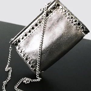 Zara väska - Säljer min ÄLSKADE och SUPER TRENDIGA väska ifrån Zara. Säljer då den inte kom till användning. Superfint skick och inga defekter!!❤️❤️❤️ Skirv om ni är intresserade!!!❤️❤️