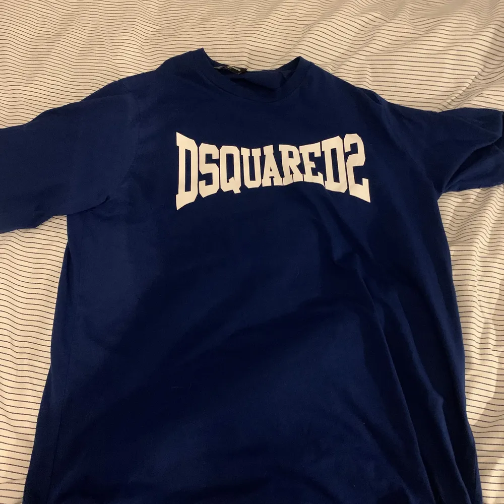 Dsquare T-shirt, storlek 16 years men sitter som en oversized  M, box och fraktsedel finns, Cond 9.9/10, endast provad. T-shirts.
