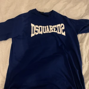 Dsquare T-shirt  - Dsquare T-shirt, storlek 16 years men sitter som en oversized  M, box och fraktsedel finns, Cond 9.9/10, endast provad