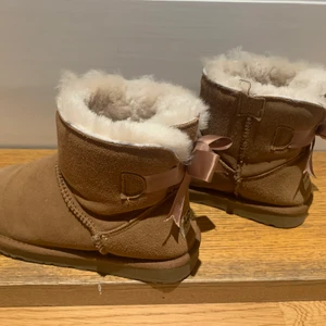 Uggs - Säljer mina jätte fina ljusbruna uggs med rosett där bak pga att dem är för små. Är använda väldigt sparsamt och i ett mycket fint skick. Vid intresse kan jag skicka fler bilder.