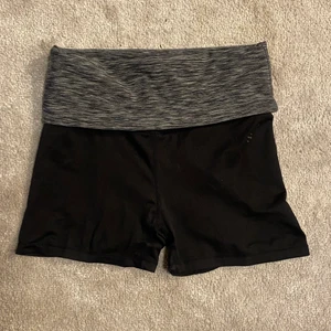 Tränings shorts  - Säljer pga av att jag inte använder! Går att vika hur man vill, frakt tillkommer 