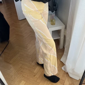 Mönstrade ”jeans” - Mönstrade byxor från monki, helt oanvända! Säljer då dom ej kommer till användning.