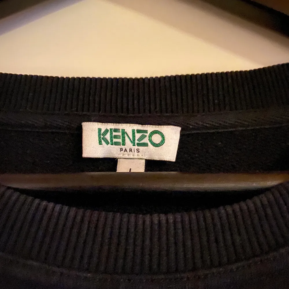 Säljer nu min jättefina Kenzo tröja, använd ett få tal gånger. Den är i Stl L men jag som normalt är Stl S/M tycker att den sitter väldigt bra. . Tröjor & Koftor.