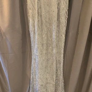 Snyggaste Nyårsklänningen  - Klänningen är använd en gång och är så fin, glittrig och paljetter och har en figursydd passform. Stl är 38 köpte den i Augusti för 1700:- 