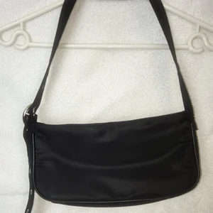 Hand Bag - Svart handväska från Gina Tricot. I gott skick! 