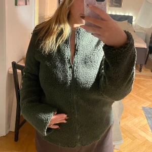 Teddyjacka - En Teddyjacka från Aim’n, helt oanvänd med prislappen kvar! I storlek XL, mindre i storleken. 200 kr INKL frakt✨