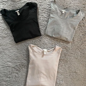 3 pack långärmad XS nyskick  - 3 par långärmade tröjor i XS, nyskick på alla! För små tyvärr.  50kr styck. Porto 24kr styck. Eller alla för 150kr. Se bättre bilder om ni bläddrar. Svårt att ta en bra bild själv. Porto 57kr spårbart