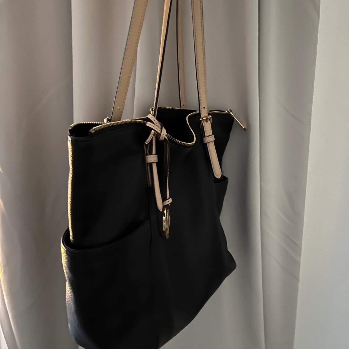 Svart snygg Michaelkors väska! - 90