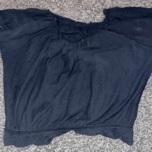 Svart topp - Jag säljer en svart topp pågrund av att den inte kommer till användning längre! Den är i helt nytt skick.