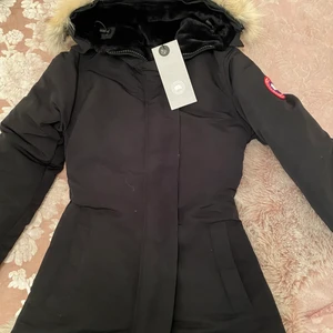 Canada Goose victoria parka - En helt ny och äkta canada goose victoria parka jacka i storlek S. Säljer den eftersom den inte passar mig. Finns absolut inga fel på den då jag aldrig använt den. Det går också att spänna vid midjan om man vill. Den är med sin dustbag och scankoden funkar precis som den ska.      Fler bilder kan skickas vid intresse❤️ pris kan diskuteras 