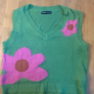 Stickad väst - Säljer en fin stickad väst från Shein💘 den är aldrig använd och är i jättefint skcik! Köpt för 120kr och köparen står för frakten.