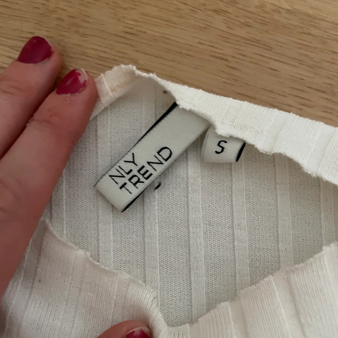 Vit ribbad tröja ifrån Nelly - 90