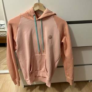 En rosa/peach färjad hoodie från acne studios. Det är en taightare modell och använd ca 5 gånger. Väldigt bra skick. Pris går att diskuteras 